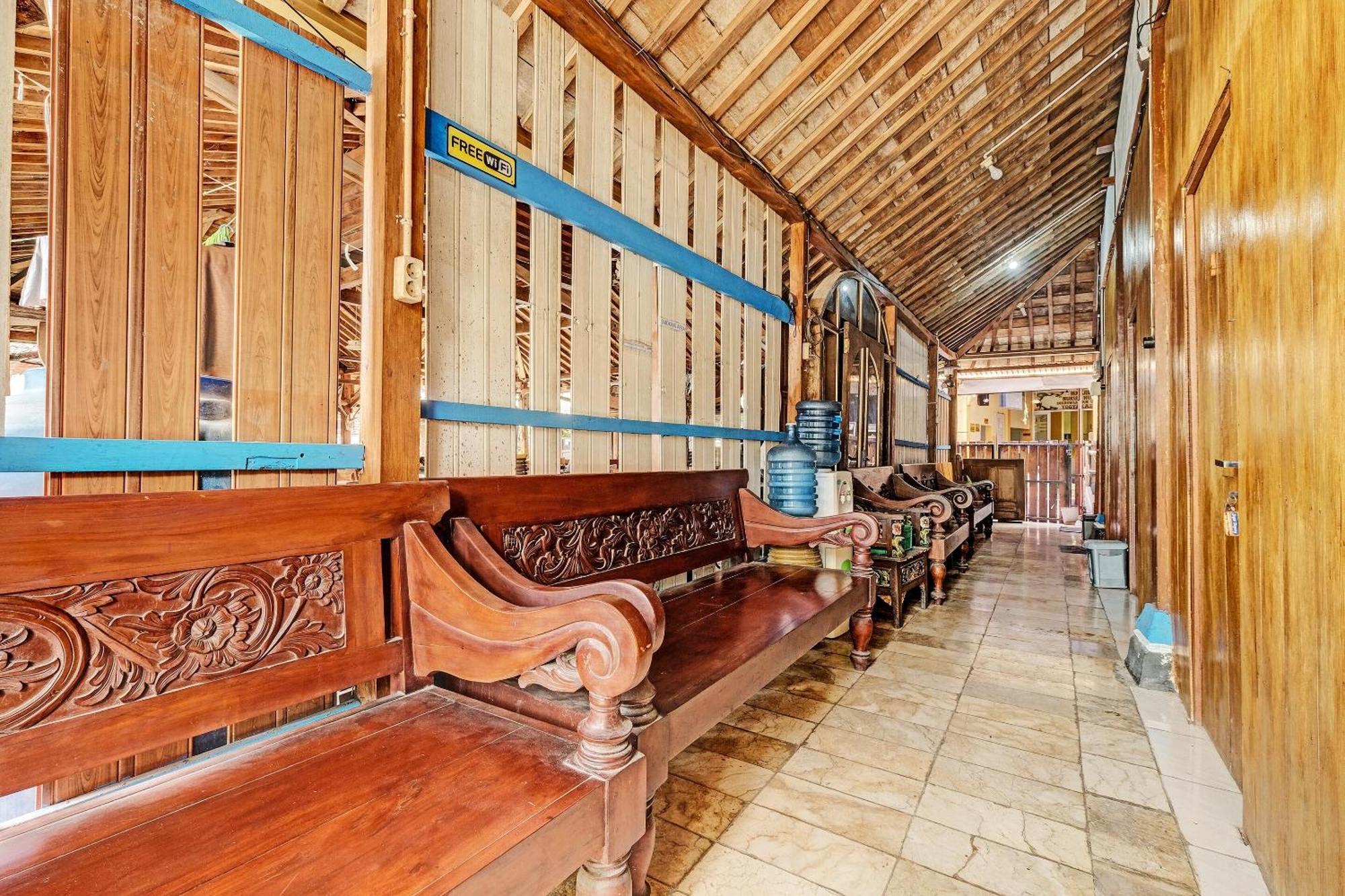 Spot On 91916 Joglo Doyong Homestay Syariah Джок'якарта Екстер'єр фото