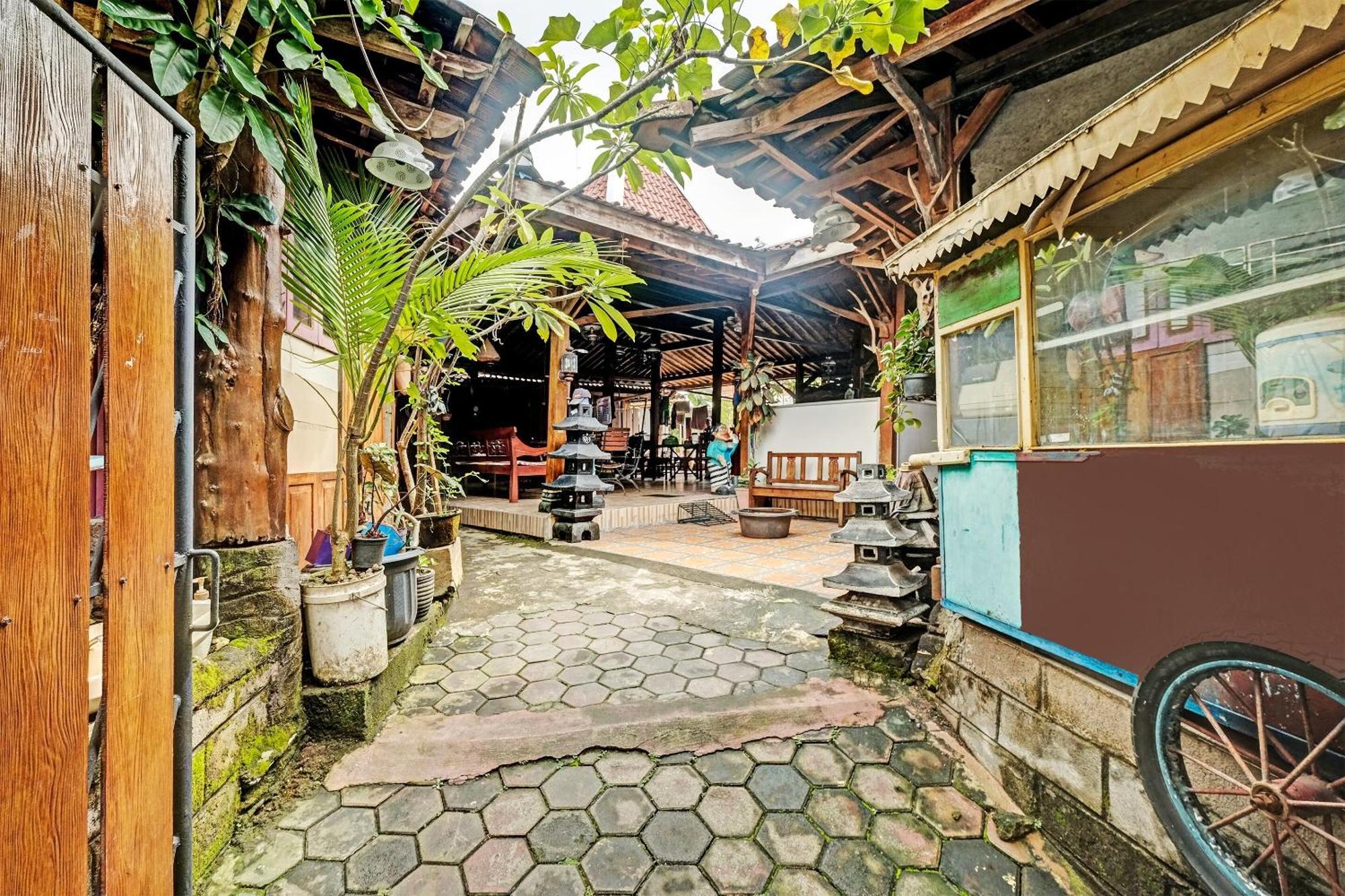 Spot On 91916 Joglo Doyong Homestay Syariah Джок'якарта Екстер'єр фото